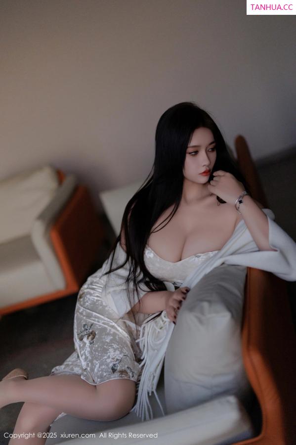 小娜比  [XiuRen]高清写真图 2025.02.18 No.9899 娜比 丝袜美腿第17张图片